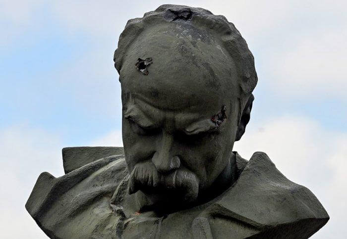 Памятник Т. Г. Шевченко в п. Бородянка Киевской обл., апрель 2022 г.