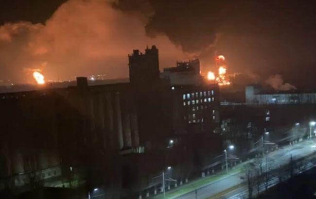В российском Брянске произошел мощный пожар на нефтебазе, гремели взрывы