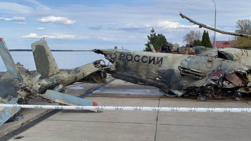 «Аллигатор»: украинские защитники вытащили из Киевского водохранилища сбитый российский вертолет