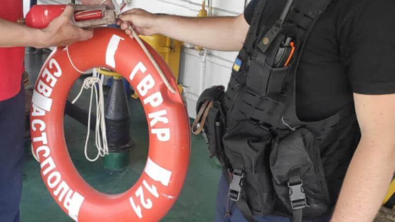 В море выловили спасательный круг и буй с потопленного украинскими защитниками крейсера «Москва»