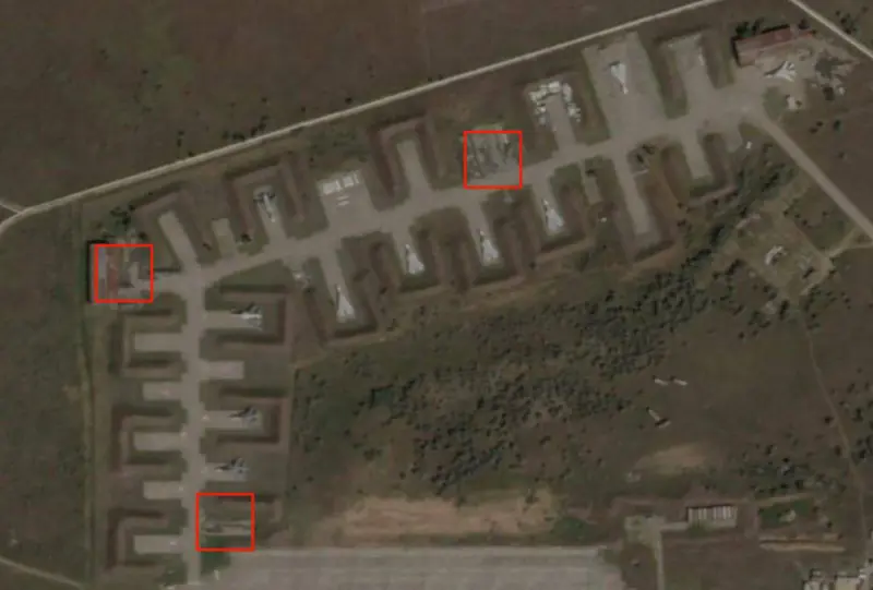 Сообщают, что это первые спутниковые снимки аэродрома в Крыму до и после бавовны.