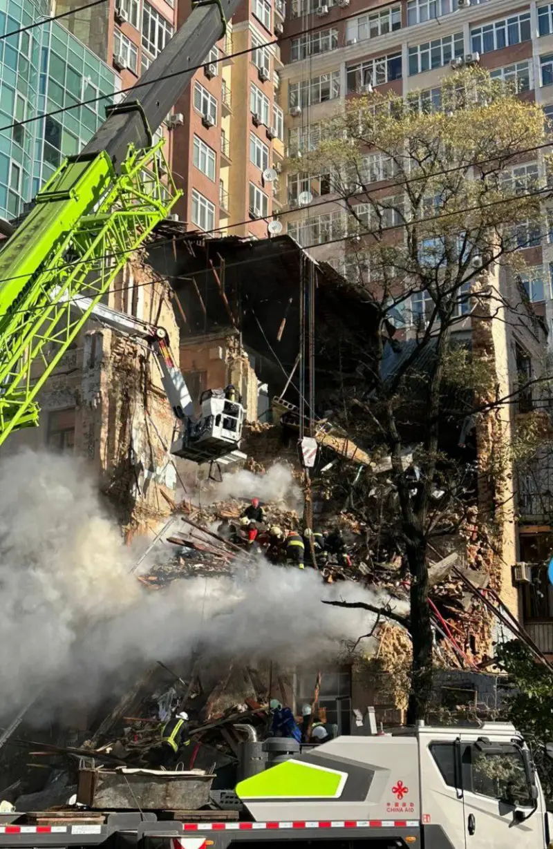 Дом в центре Киева после атаки дронов