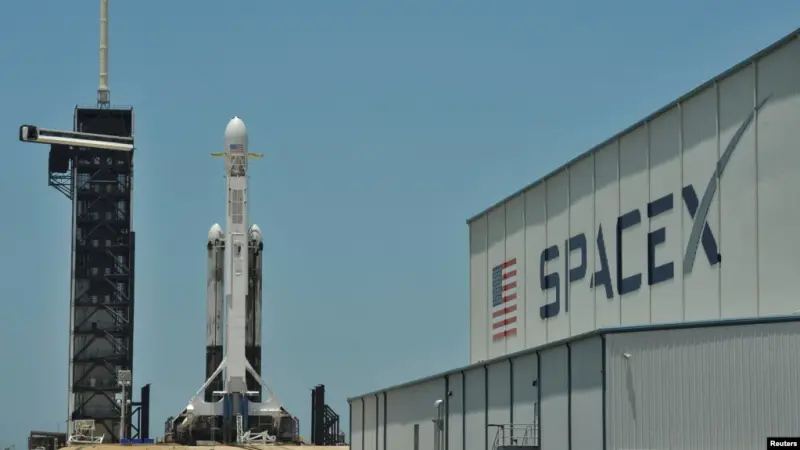 SpaceX запустила ракету Falcon Heavy