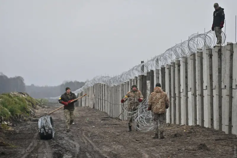 Украина строит стену на границе с Беларусью