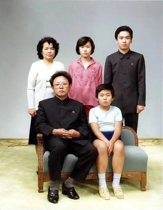 Ким Чeн Ын рядом с отцом. Пхеньян. 1990–е.