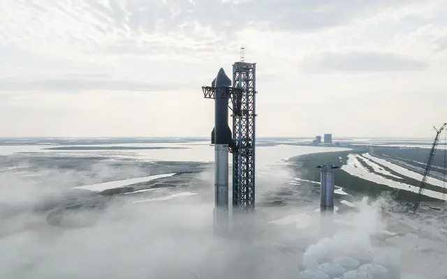 SpaceX показала полностью собранную гигантскую ракету Starship. Илон Маск анонсировал скорый запуск