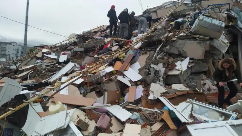 В Турции произошло сильное землетрясение: в стране объявлен высший уровень тревоги