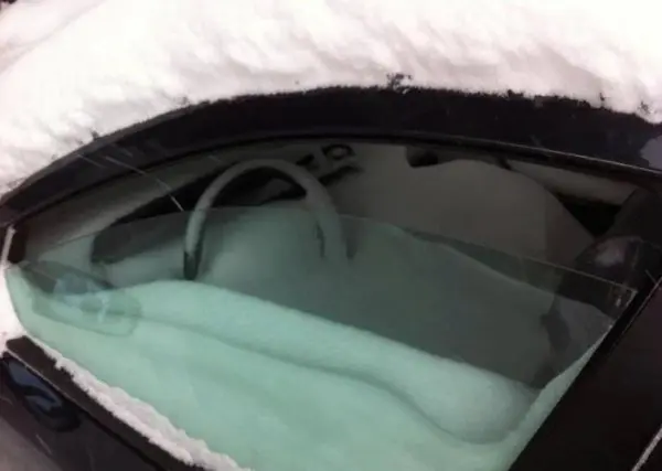 Почему надо вовремя освобождать свои автомобили из снежного плена