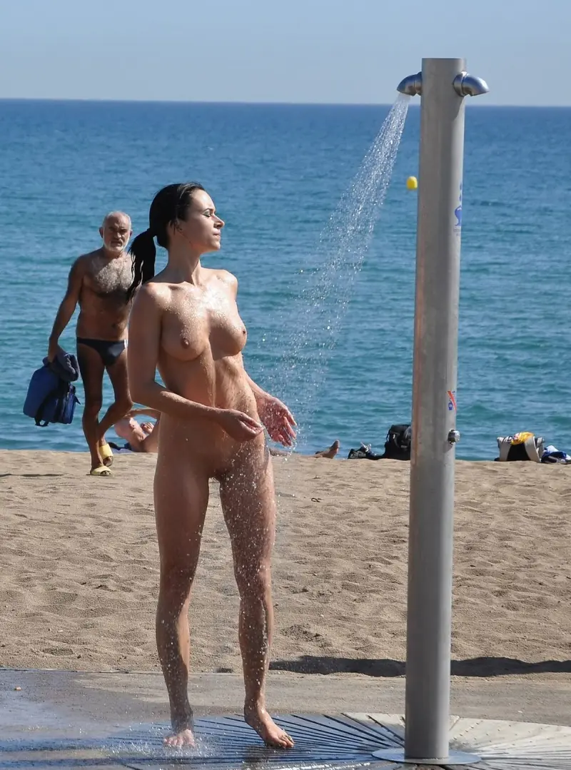 купаются голыми на общественном пляже фото 28
