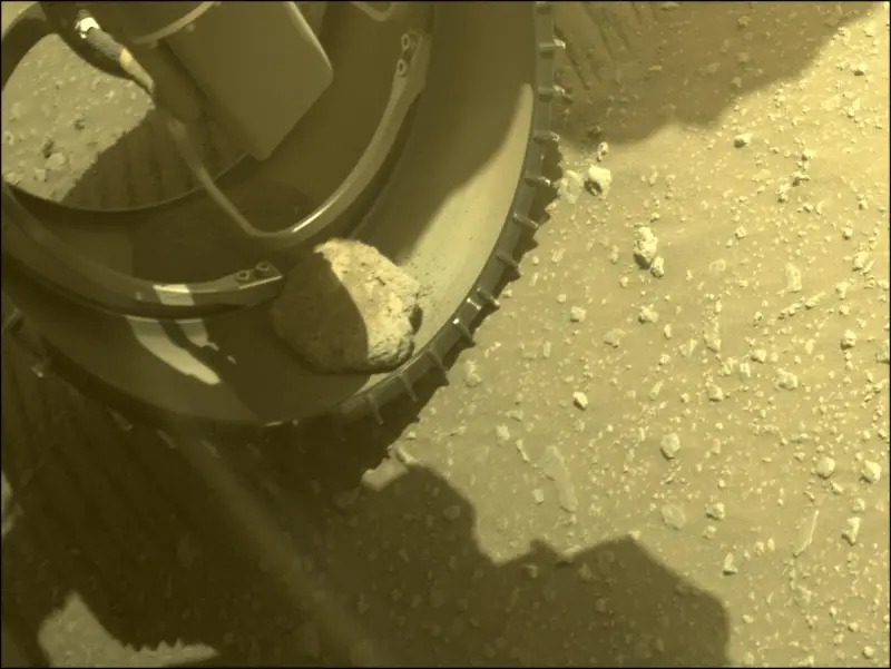 Ровер NASA уже четыре месяца путешествует по Марсу с местным «автостопщиком»