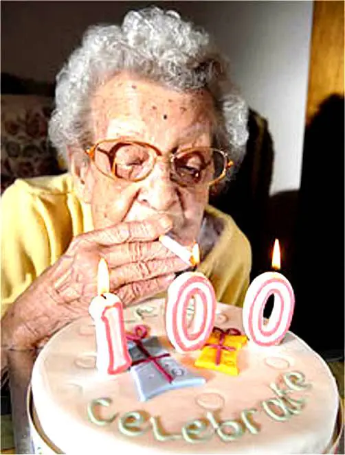 Жанна Луиза Кальман прикуривает от свечей на торте в свой день рождения, 21 февраля 1975 года, Франция, Арль
