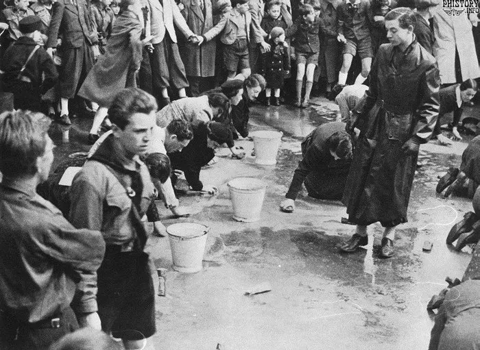 Члены "гитлерюгенда" заставляют евреев мыть улицу, Вена, 1938