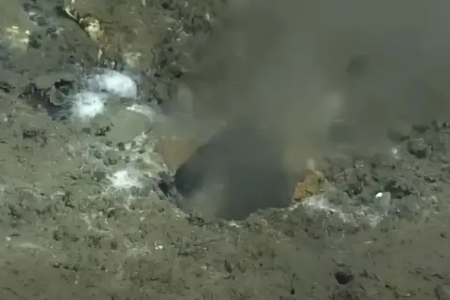 Ученые обнаружили на морском дне дыру, из которой вытекает «смазка» тектонических плит