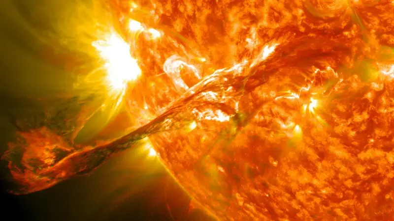 Крупная вспышка произошла на Солнце: Земля оказалась под ударом