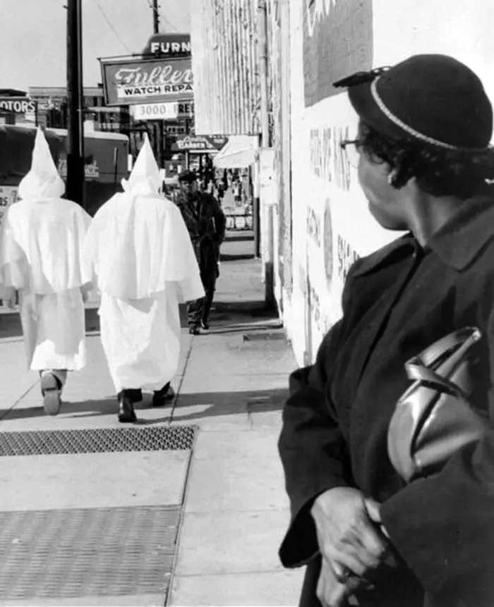 Чернокожая женщина смотрит вслед ку–клукс–клановцам, Монтгомери, шт. Алабама, 1956