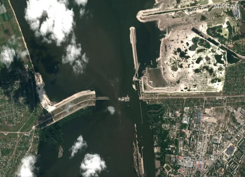 Что осталось от Каховской ГЭС после подрыва Россией: появились новые спутниковые снимки