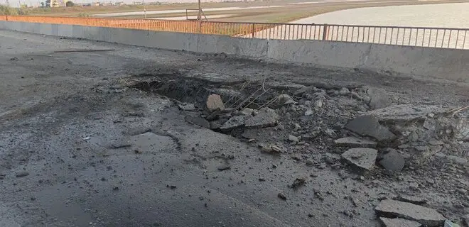 Появилось видео поврежденных Чонгарских мостов на границе с Крымом после "прилета"