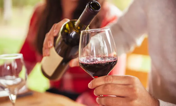 Алкоголь в умеренных количествах может снизить риск сердечных заболеваний, связанный со стрессом, показало исследование