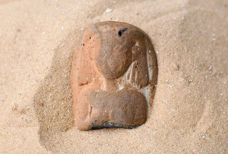Женщина случайно нашла на пляже древнеегипетскую статуэтку, которой 3 тысячи лет