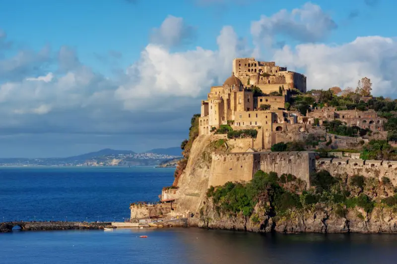 У берегов Италии найден древнеримский корабль с сотнями уцелевших амфор