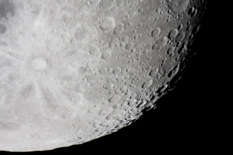 На обратной стороне Луны обнаружены загадочные скрытые "структуры" глубиной в сотни метров
