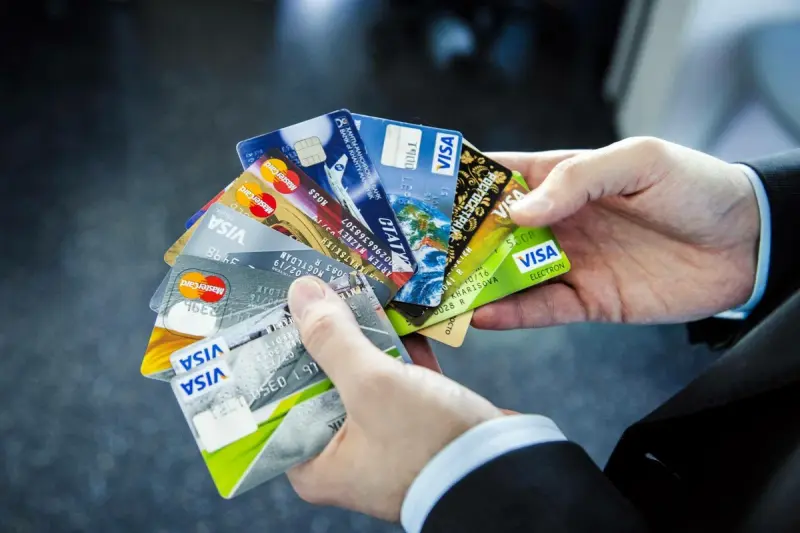 Плюсы и минусы использования кредитных карт за границей