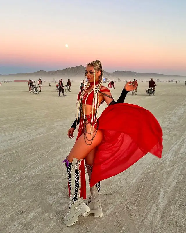 Девушки с фестиваля Burning Man-2023
