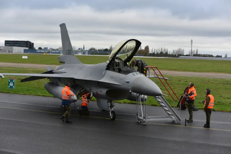 В румынский учебный центр прибыли первые пять истребителей F-16 для Украины
