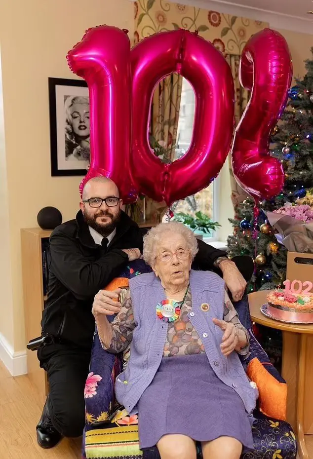 102-летняя пенсионерка Моника Раддик заказала стриптиз на день рождения