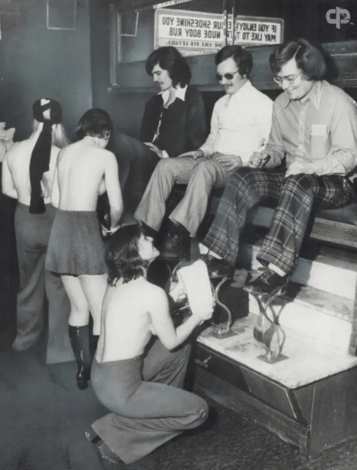 Топлесс. Чистка обуви, Торонто, Канада, 1975