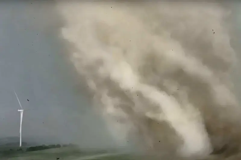 Дрон снял невероятные кадры торнадо, разрушившего ветряную турбину