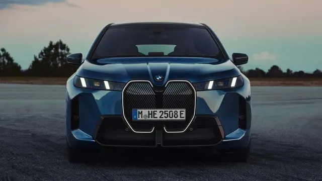 Первые фото свежего BMW iX 2026 года