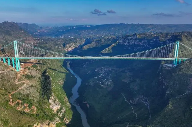 В Китае официально открыли самый высокий в мире мост