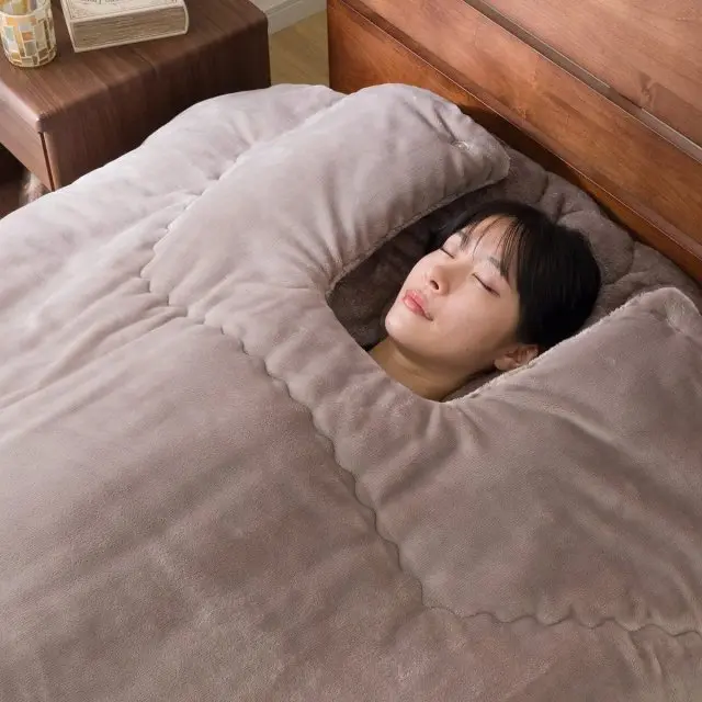 Японцы сделали лучшее одеяло для зимней спячки — с вырезом для головы