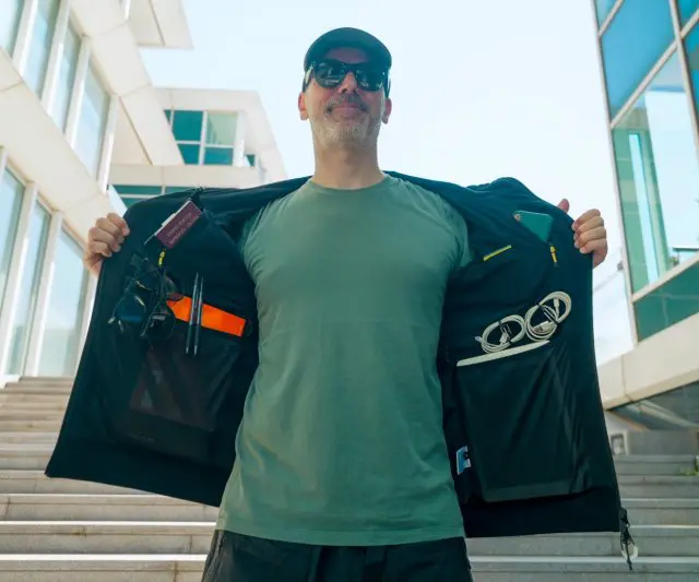 Итальянцы выпустил худи с 28 карманами — в него влезет буквально всё