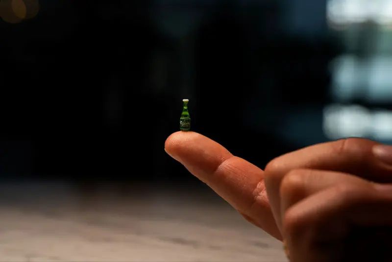 Минимализм по-датски: Carlsberg выпустил бутылку с одной каплей пива