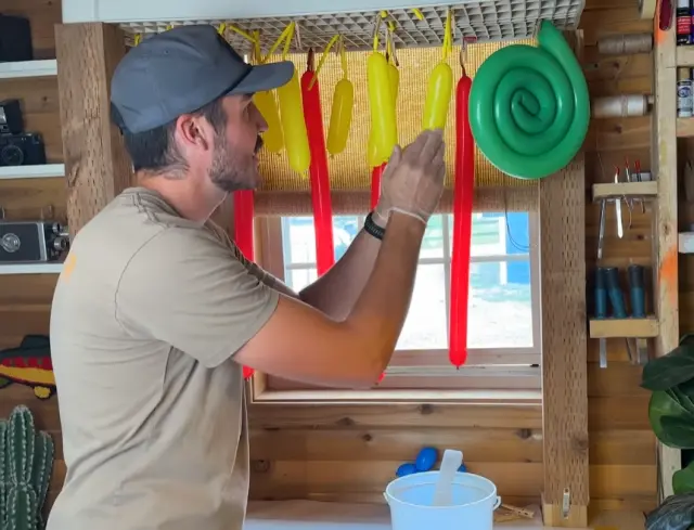 Как превратить воздушные шарики в мебель