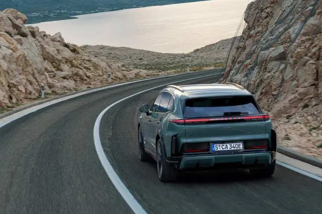 Porsche представили электрический Cayenne