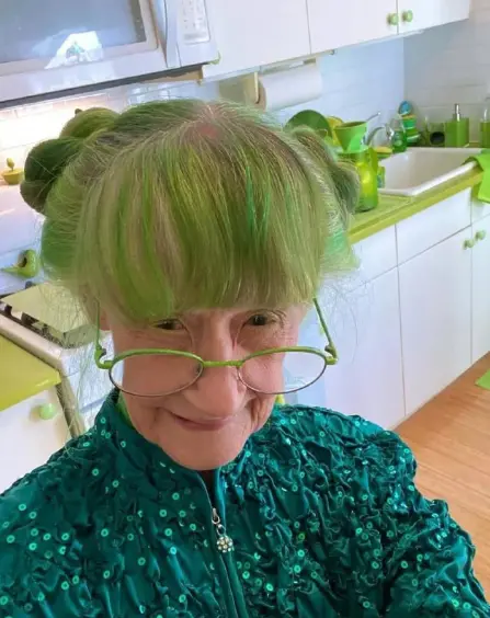 Женщина, которая носит только зелёную одежду