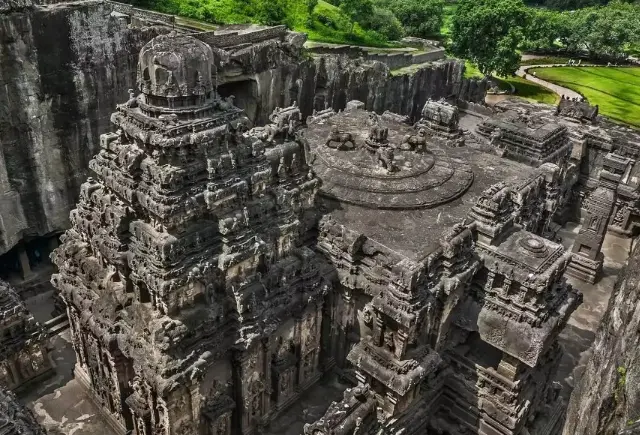 Скальный индуистский храм Кайласанатха