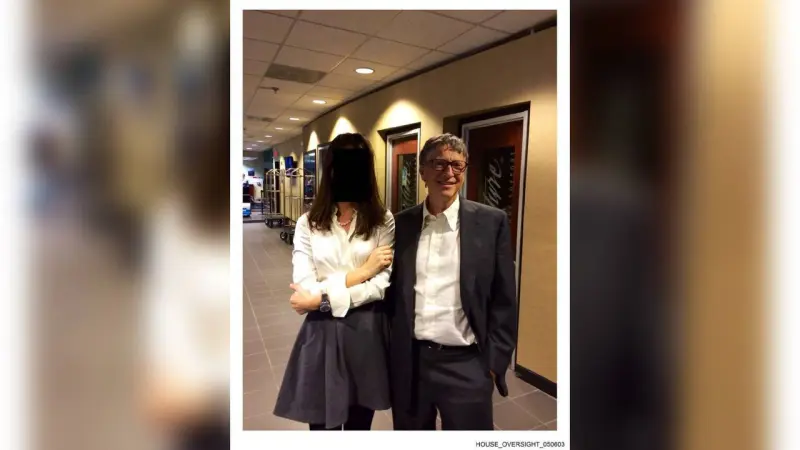 Демократы из Комитета по надзору Палаты представителей обнародовали новые фотографии Джеффри Эпштейна