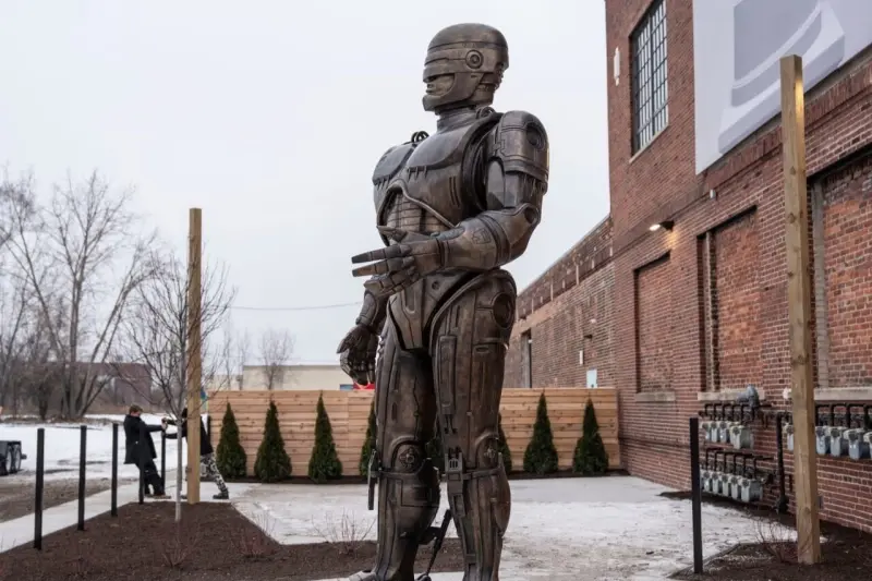 Памятник полицейскому, который умер, а его всё равно заставили ходить на работу