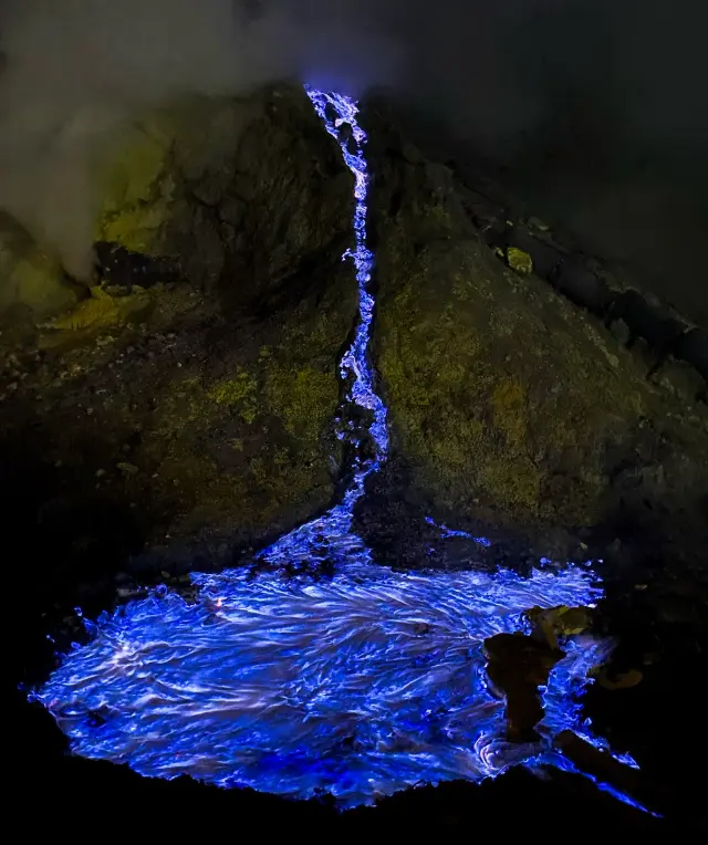 Необычный вулкан Иджен в Индонезии