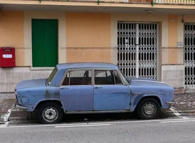 В Италии машина провела на одном месте 47 лет и превратилась в местную легенду