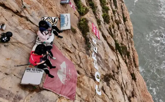 Когда за кружкой кофе готовы идти на край света и даже на край скалы