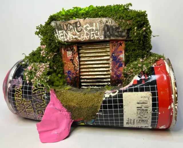 Настоящие скульптуры внутри банок от красок