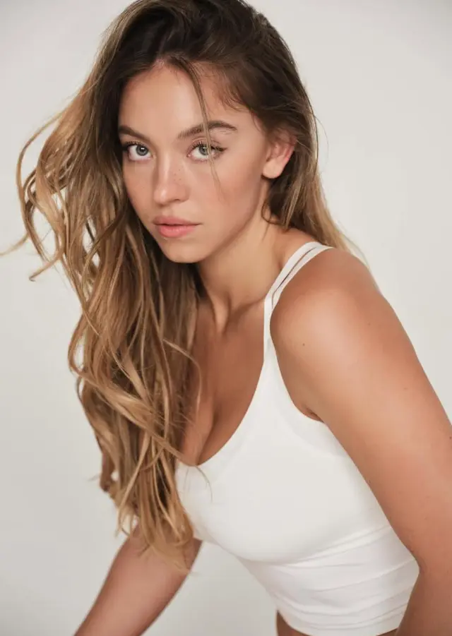 Сидни Суини в нижнем белье Syrn