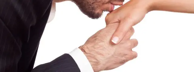 В Испании поцелуй руки без согласия признали сексуализированным насилием