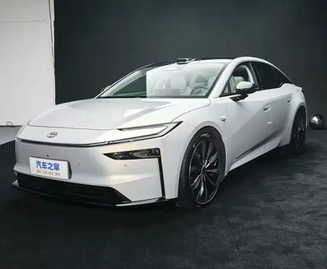 Toyota представила доступный электроседан с запасом хода до 700 км