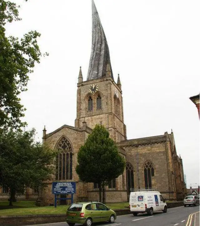 Кривой шпиль церкви в Честерфилде стал архитектурной загадкой